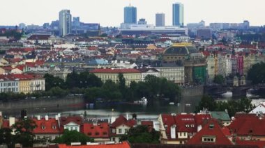 Prag 'da. Yaşlı Prag. Üst Manzara. Mimarlık, eski evler, sokaklar ve mahalleler. Çek Cumhuriyeti. 4K içinde video.