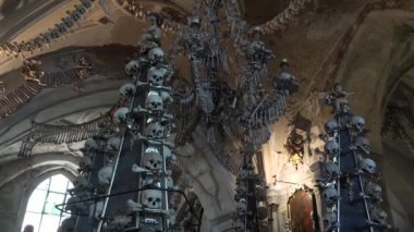Ossuary, Kostnice, Çek Cumhuriyeti, Kutna Hora, Sedlec. 4K 'de video, UHD. Gerçek zamanlı..