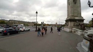 Paris mi? Mimarlık, eğlence, eski evler, sokaklar ve mahalleler. İkonik yerler. 4K, UHD 'de çekilmiş.