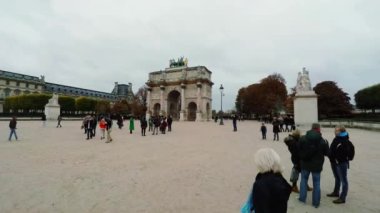 Zafer Kemeri, de Triomphe du Atlıkarınca, Louvre Müzesi 'nin önünde, Paris, Fransa. 4K 'da video, UHD