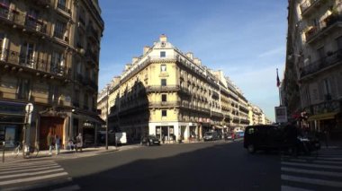 Paris mi? Mimarlık, eğlence, eski evler, sokaklar ve mahalleler. İkonik yerler. 4K, UHD 'de çekilmiş.