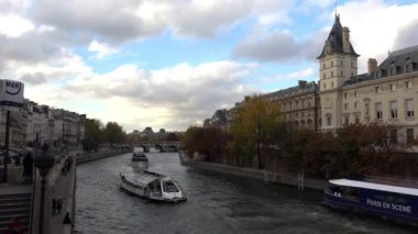 Paris 'teki Seine Nehri. Fransa. 4K 'da video, UHD