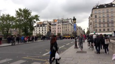 Paris mi? Mimarlık, eğlence, eski evler, sokaklar ve mahalleler. İkonik yerler. 4K, UHD 'de çekilmiş.