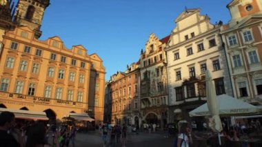 PRAG, ÇEK CUMHURİYETİ - YAZ 2015: Prag. Yaşlı Prag. Mimarlık, eski evler, sokaklar ve mahalleler. Çek Cumhuriyeti. 4K 'da video, UHD