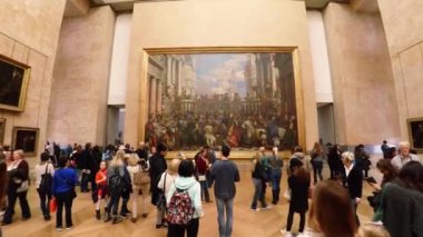 Paris 'teki Louvre Müzesi Sanat Galerisi. Fransa. Fransa. 4K 'da video, UHD
