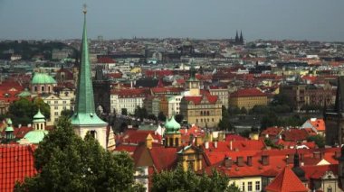 Prag 'da. Yaşlı Prag. Üst Manzara. Mimarlık, eski evler, sokaklar ve mahalleler. Çek Cumhuriyeti. 4K içinde video.