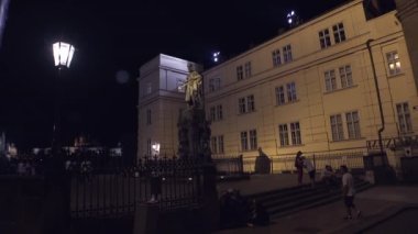 Prag 'da. Yaşlı Prag. Mimarlık, eski evler, sokaklar ve mahalleler. İyi geceler. Çek Cumhuriyeti. 4K içinde video.