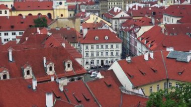 Prag 'da. Yaşlı Prag. Üst Manzara. Mimarlık, eski evler, sokaklar ve mahalleler. Çek Cumhuriyeti. 4K içinde video.