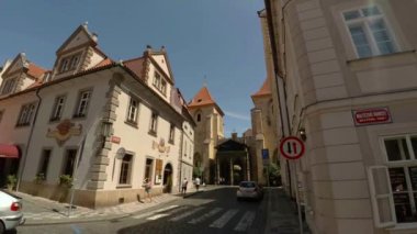 Prag 'da. Yaşlı Prag. Mimarlık, eski evler, sokaklar ve mahalleler. Çek Cumhuriyeti. 4K 'da video, UHD