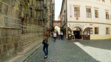 PRAG, ÇEK CUMHURİYETİ - YAZ 2015: Prag. Yaşlı Prag. Mimarlık, eski evler, sokaklar ve mahalleler. Çek Cumhuriyeti. 4K 'da video, UHD