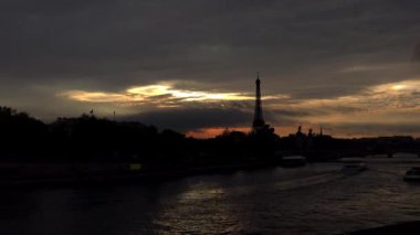 Paris 'teki Eyfel Kulesi. Gün batımı. Fransa. 4K, UHD 'de çekilmiş.