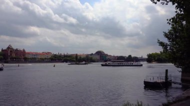 Prag 'daki Vltava Nehri' nin seti. Çek Cumhuriyeti. 4K içinde video