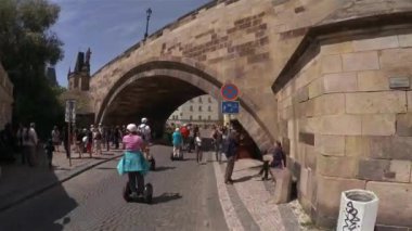 PRAG, CZECH Cumhuriyet - YAZ 2015: Prag 'daki Charles Köprüsü. Çek Cumhuriyeti. 4K 'da video, UHD.