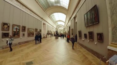Paris 'teki Louvre Müzesi Sanat Galerisi. Fransa. Fransa. 4K 'da video, UHD