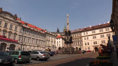 Prag 'da. Yaşlı Prag. Mimarlık, eski evler, sokaklar ve mahalleler. Çek Cumhuriyeti. 4K 'da video, UHD