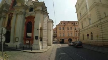 Prag 'da. Yaşlı Prag. Mimarlık, eski evler, sokaklar ve mahalleler. Çek Cumhuriyeti. 4K 'da video, UHD
