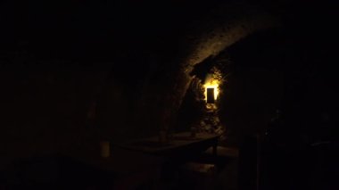 PRAG, CZECH REPUBLIC - YAZ 2015: Prag 'da kafatasları ve kemikleri olan tarihi bir bar. Çek Cumhuriyeti. 4K 'de video, UHD. Gerçek zamanlı..
