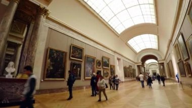 Paris 'teki Louvre Müzesi Sanat Galerisi. Fransa. Fransa. 4K 'da video, UHD