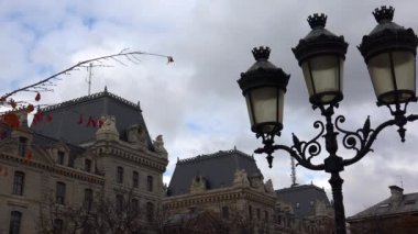 Paris mi? Mimarlık, eğlence, eski evler, sokaklar ve mahalleler. İkonik yerler. 4K, UHD 'de çekilmiş.