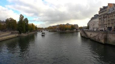 Paris 'teki Seine Nehri. Fransa. 4K 'da video, UHD