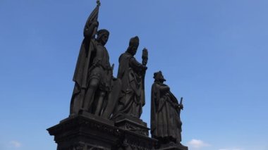 Prag 'daki Charles Köprüsü' nde azizlerin heykelleri. Çek Cumhuriyeti. 4K 'da video, UHD