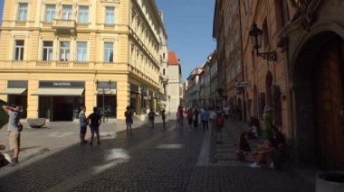 PRAG, ÇEK CUMHURİYETİ - YAZ 2015: Prag. Yaşlı Prag. Mimarlık, eski evler, sokaklar ve mahalleler. Çek Cumhuriyeti. 4K 'da video, UHD