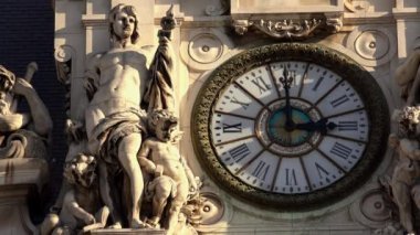 Paris Belediye Binası 'ndaki saat. 4K içinde video 