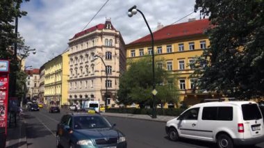 Prag 'da. Yaşlı Prag. Mimarlık, eski evler, sokaklar ve mahalleler. Çek Cumhuriyeti. 4K 'da video, UHD