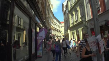 PRAG, ÇEK CUMHURİYETİ - YAZ 2015: Prag. Yaşlı Prag. Mimarlık, eski evler, sokaklar ve mahalleler. Çek Cumhuriyeti. 4K 'da video, UHD