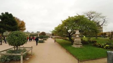 Paris 'teki Tuileries Bahçeleri. Fransa. 4K 'da video, UHD