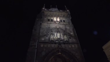Prag 'daki Charles Köprüsü' ndeki eski kule. İyi geceler. 4K 'da video, UHD