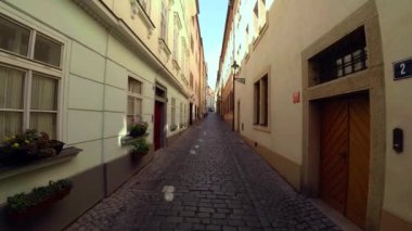 Prag 'da. Yaşlı Prag. Mimarlık, eski evler, sokaklar ve mahalleler. Çek Cumhuriyeti. 4K 'da video, UHD
