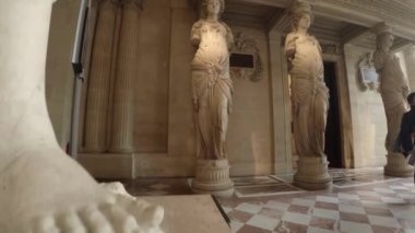 Paris 'teki Louvre Müzesi' nde heykeller ve heykeller. Fransa. 4K 'da video, UHD