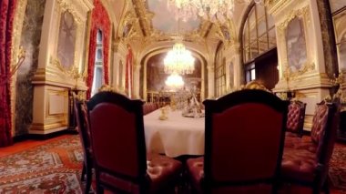 Paris 'teki Louvre Müzesi' nde heykeller ve heykeller. Fransa. 4K