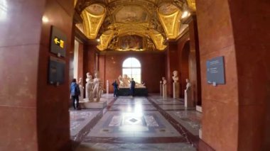 Paris 'teki Louvre Müzesi' nde heykeller ve heykeller. Fransa. 4K 'da video, UHD