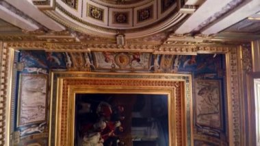 Paris 'teki Louvre Müzesi' nde muhteşem boyanmış tavanlar. Fransa. 4K 'da video, UHD