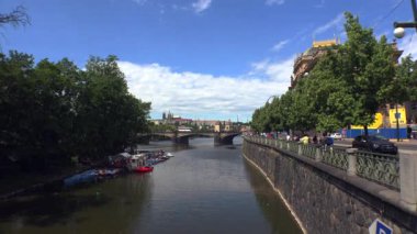 PRAG, CZECH REPUBLIC - YAZ 2015: Prag 'daki Vltava Nehri' nin Seddi. Çek Cumhuriyeti. 4K (ultra yüksek çözünürlüklü (UHD))).