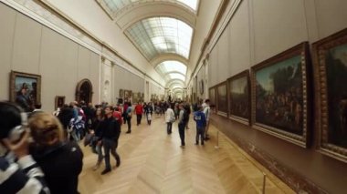Paris 'teki Louvre Müzesi Sanat Galerisi. Fransa. Fransa. 4K 'da video, UHD