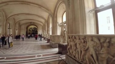 Paris 'teki Louvre Müzesi' nde heykeller ve heykeller. Fransa. 4K 'da video, UHD