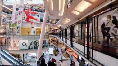 PRAG, CZECH REPUBLIC - YAZ 2015: Prag 'daki süpermarket, alışveriş merkezi. Çek Cumhuriyeti. 4K içinde video.