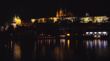 Prag 'da. Yaşlı Prag. Mimarlık, eski evler, sokaklar ve mahalleler. İyi geceler. Çek Cumhuriyeti. 4K içinde video.