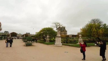 Paris 'teki Tuileries Bahçeleri. Fransa. 4K 'da video, UHD