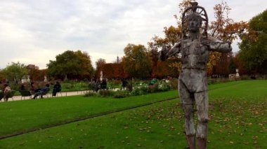 Anıt, Paris 'te bir heykel. Fransa. 4K 'da video, UHD