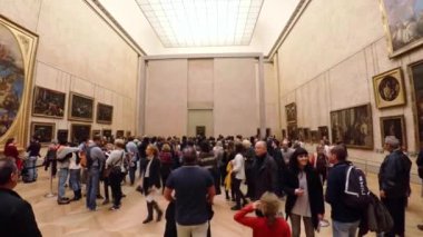 Leonardo da Vinci 'nin Paris' teki Louvre Müzesi 'nde yaptığı Mona Lisa tablosu. 4K 'da video, UHD