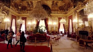 Paris 'teki Louvre Müzesi' nde III. Napolyon 'un daireleri. Fransa. 4K 'da video, UHD