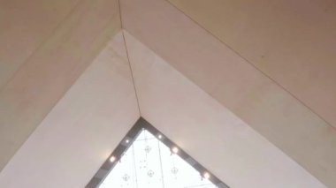 Paris 'teki Louvre Müzesi' nin tavan camı piramidi. Fransa. 4K 'da video, UHD