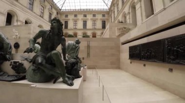 Paris 'teki Louvre Müzesi' nde heykeller ve heykeller. Fransa. 4K 'da video, UHD
