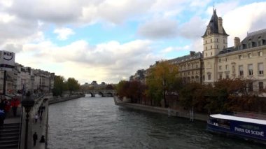 Paris 'teki Seine Nehri. Fransa. 4K 'da video, UHD