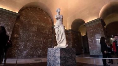Paris 'teki Louvre Müzesi' nde Afrodit veya Milos Venüsü heykeli bulundu. 4K 'da video, UHD