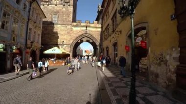 PRAG, ÇEK CUMHURİYETİ - YAZ 2015: Prag. Yaşlı Prag. Mimarlık, eski evler, sokaklar ve mahalleler. Çek Cumhuriyeti. 4K 'da video, UHD